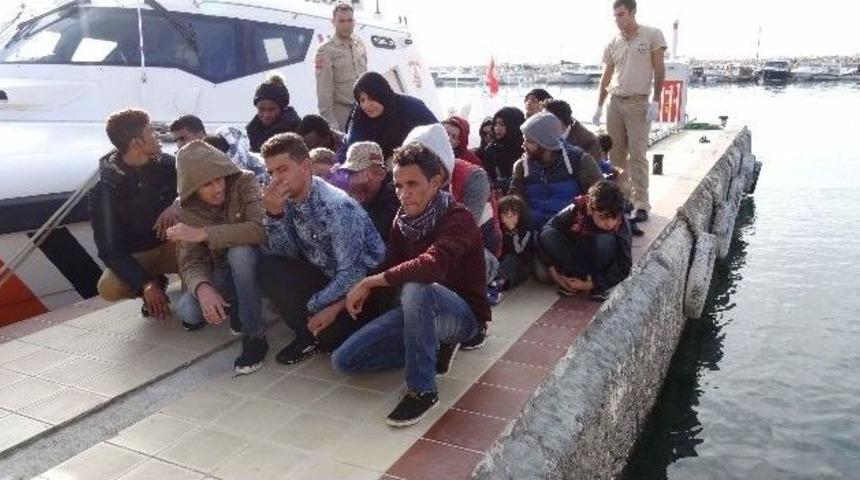 Denizin Ortasında Mahsur Kalan 57 G&ouml;&ccedil;men Kurtarıldı