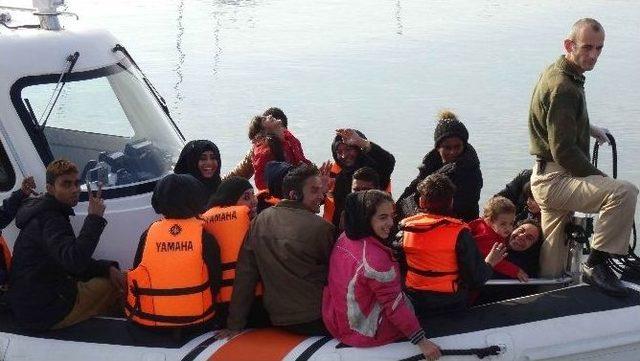 Denizin Ortasında Mahsur Kalan 57 Göçmen Kurtarıldı