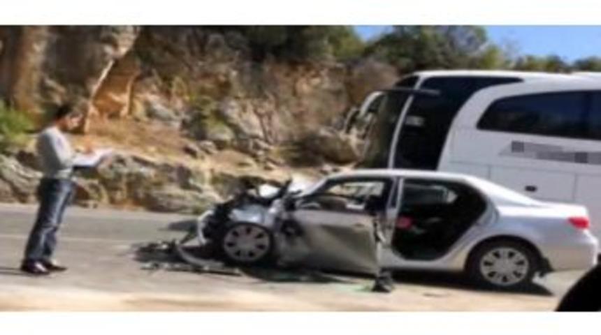 Otomobille Yolcu Otob&uuml;s&uuml; &Ccedil;arpıştı: 3 &Ouml;l&uuml;, 2 Yaralı