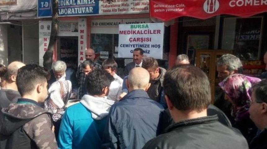 Medikalciler Çarşıda Aşure Dağıttı