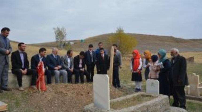 İmam Hatipli &Ouml;ğrenciler Şehitliği Ziyaret Etti