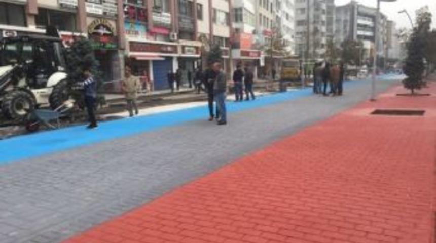 İzzet Baysal Caddesi Rengarenk Oluyor