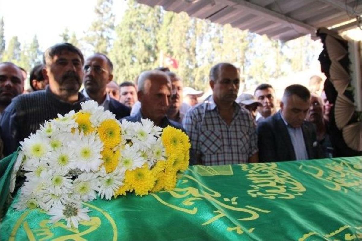 Minik Irmak, Son Yolculuğuna &Ccedil;i&ccedil;eklerle Uğurlandı