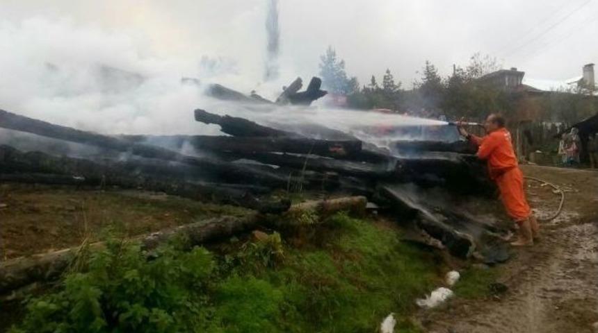 Kastamonu&rsquo;da İki Ahşap Ev Yandı