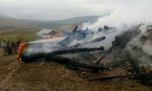Kastamonu’da İki Ahşap Ev Yandı 1