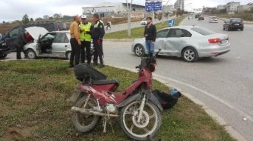 Motosiklet Otomobille &Ccedil;arpıştı: 1 Yaralı