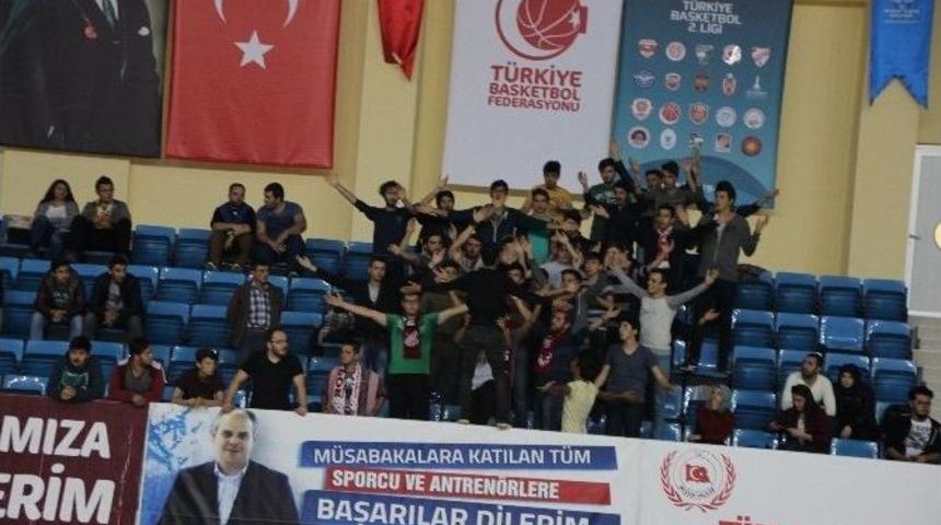 Tb2l Ma&ccedil;ının Oynandığı Salonda Seyirci Susuz Ve A&ccedil; Kaldı