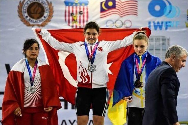 Aydınlı Ayşegül Dünyanın Zirvesinde 1