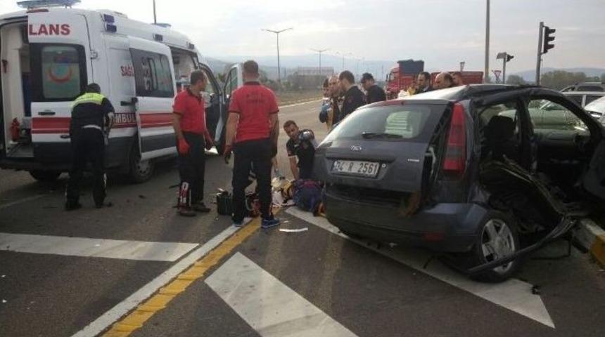 Hasta Taşıyan Ambulans Kaza Yaptı: 1 &Ouml;l&uuml;, 4 Yaralı