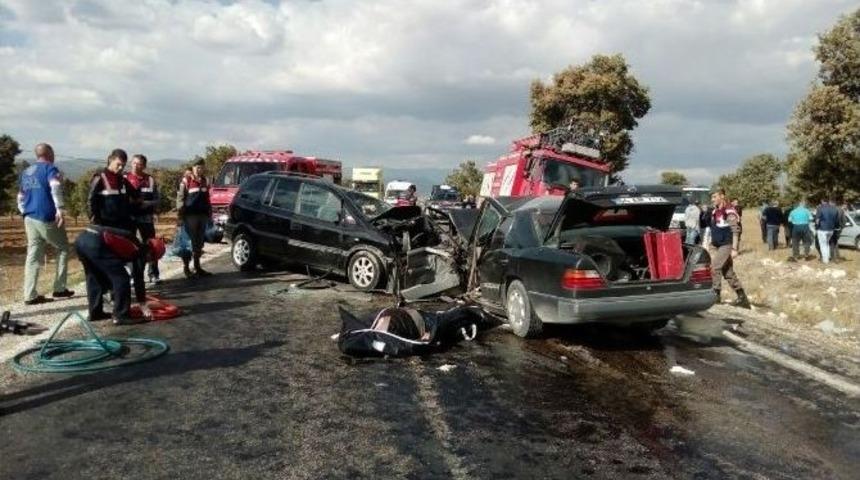 Uşak&rsquo;ta Trafik Kazası 1 &Ouml;l&uuml;, 9 Yaralı