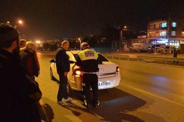 Yoldan Karşıya Geçmeye Çalışan Yayaya Otomobil Çarptı: 1’i Ağır 2 Yaralı