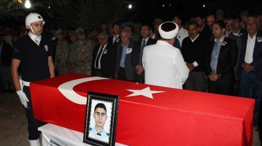 Diyarbakırlı Şehit, K&uuml;rt&ccedil;e Ağıtlarla Toprağa Verildi