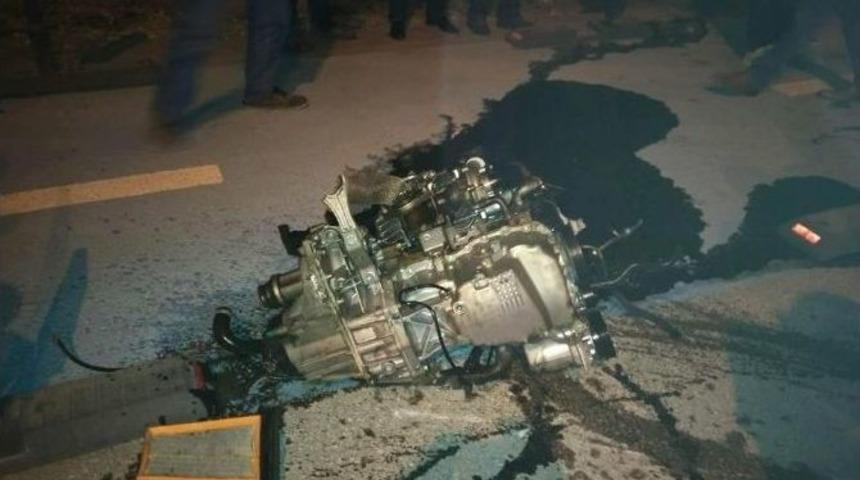 3 Kişinin Yaralandığı Kazada Otomobilin Kopan Motoru 10 Metre İleriye Fırladı
