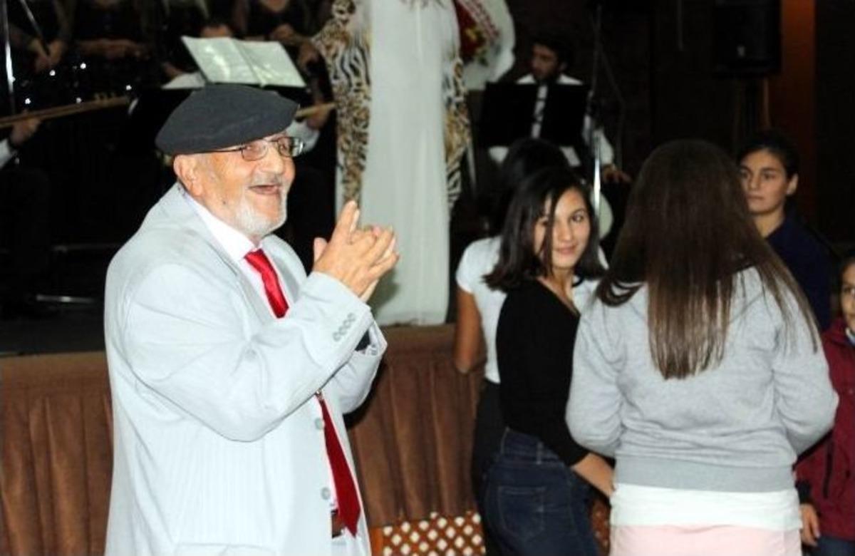70&rsquo;lik Dede Gen&ccedil;lere Taş &Ccedil;ıkarttı