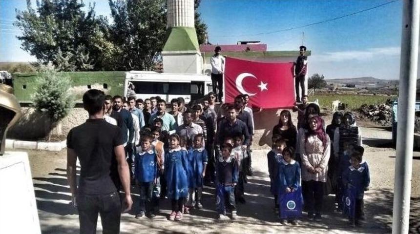 &Uuml;lk&uuml;c&uuml;lerden K&ouml;y Okuluna, Bayrak Ve Kırtasiye Yardımı