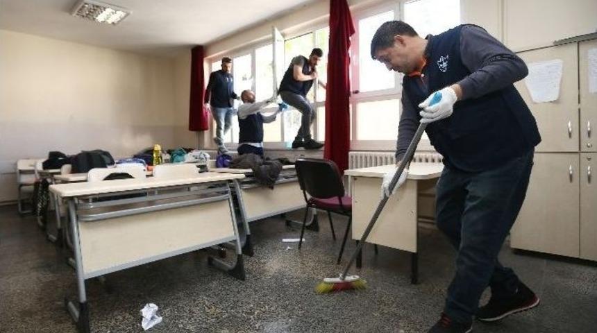 Mahkumlar Konak&rsquo;taki Okulları Pırıl Pırıl Yaptı
