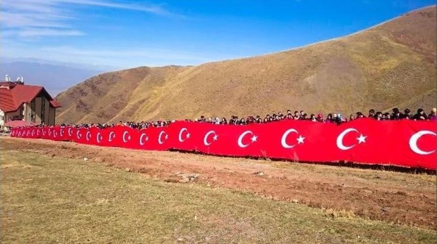 Gen&ccedil;lik Merkezlerinden 15 Temmuz Şehitleri Anma Y&uuml;r&uuml;y&uuml;ş&uuml;