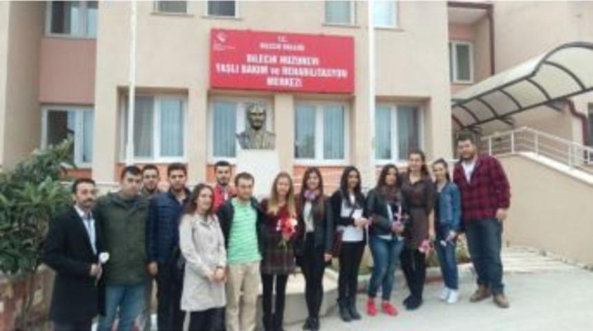 Chp Bilecik Gen&ccedil;lik Kolları &Uuml;yelerinden Huzurevine Ziyaret