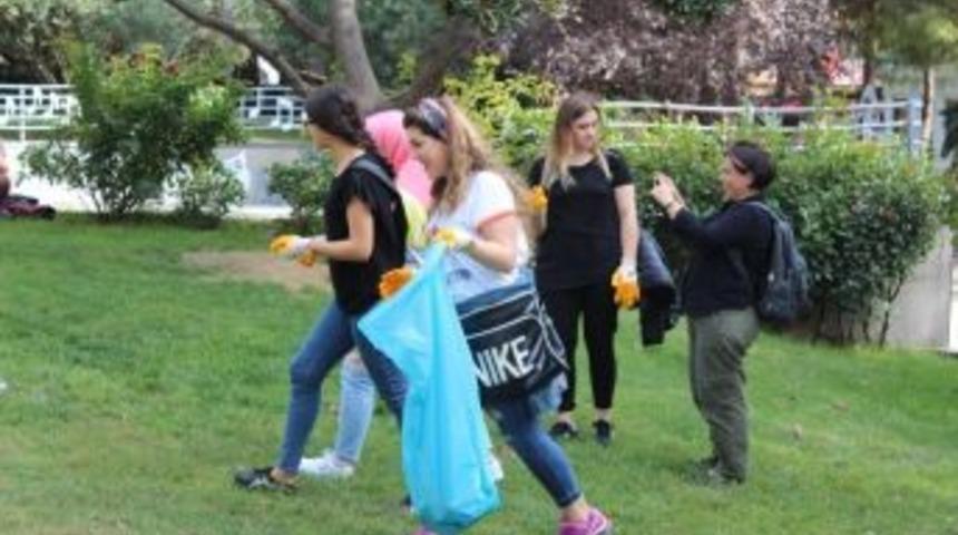 &Uuml;niversiteli &Ouml;ğrencilerden Temizlik Ekiplerine Yardım