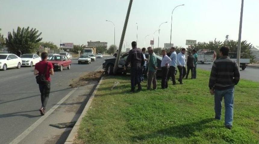 Otomobil Aydınlatma Direğine &Ccedil;arptı: 1 Yaralı