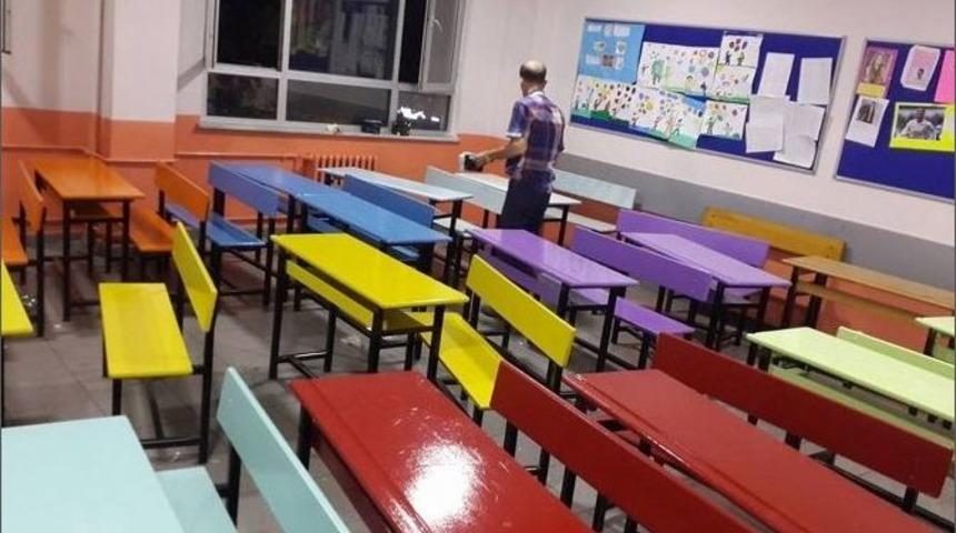 Fatsa&rsquo;da &Ouml;ğretmenler Sıraları Renklendirdi