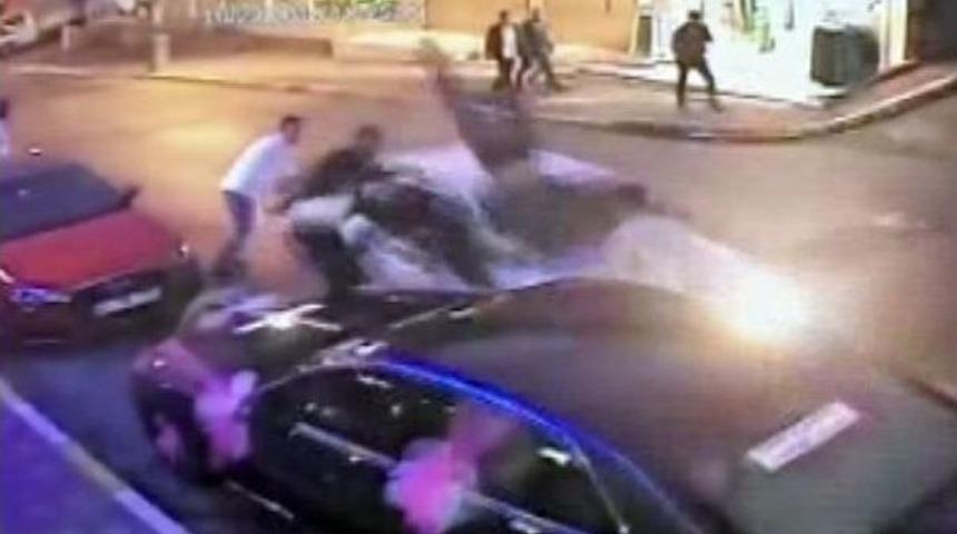 D&uuml;ğ&uuml;nde Kavga Ettiği Şahısların Arasına Otomobille Daldı: 4 Yaralı