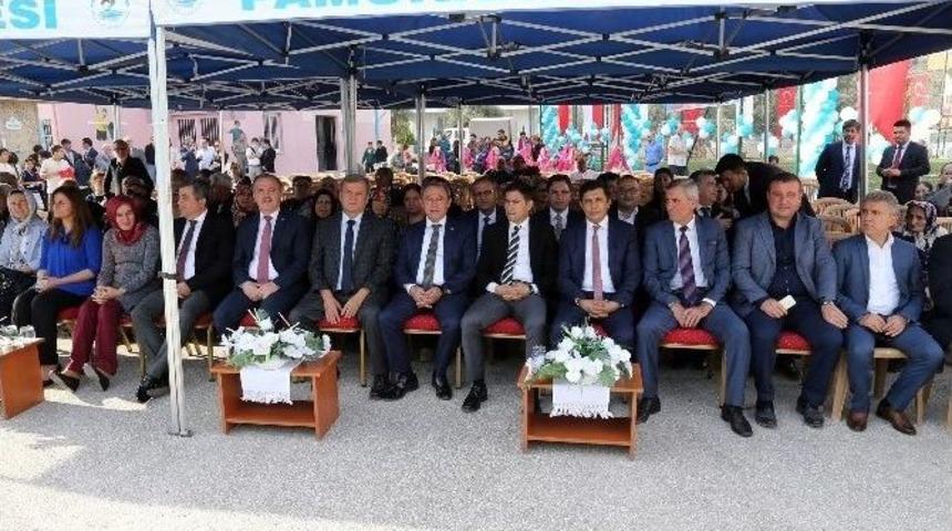 Pamukkale Belediyesi&rsquo;nden Okula Halı Saha