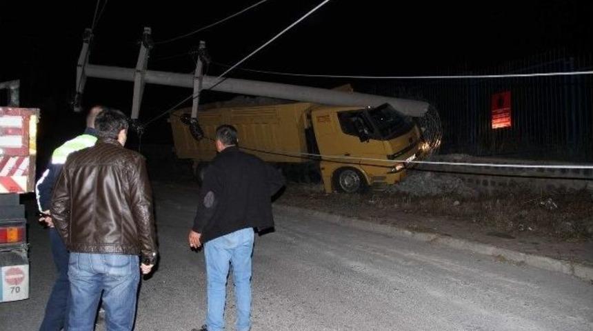 Yozgat&rsquo;ta Freni Boşalan Hafriyat Kamyonu Y&uuml;ksek Gerilim Hattı Direğine &Ccedil;arptı