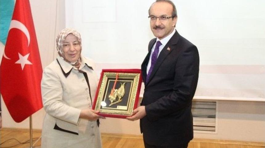 Hk&uuml; Doğu-batı Ayrımı G&ouml;zetmeden Seminerlerini S&uuml;rd&uuml;r&uuml;yor