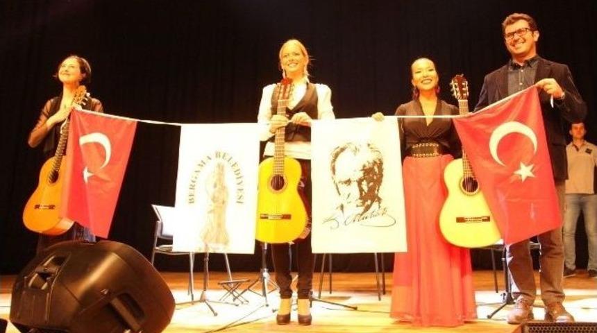 D&uuml;nyaca &Uuml;nl&uuml; Gitaristler T&uuml;rkiye&rsquo;ye Hayran Kaldı