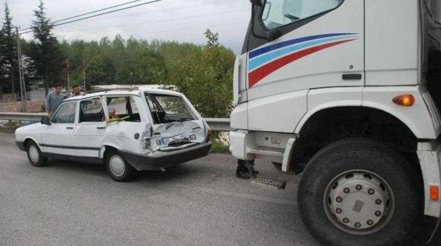 Kırmızı Işıkta Duran Otomobile Kamyon &Ccedil;arptı: 1 Yaralı