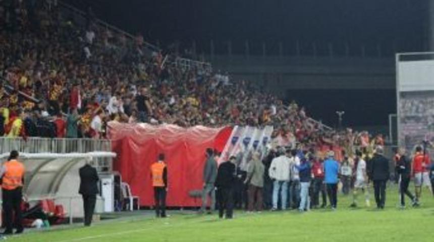 4 Polis, Alpay &Ouml;zalan&rsquo;dan Şikayet&ccedil;i Oldu