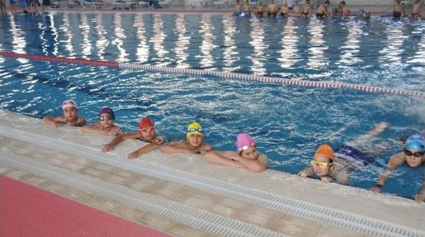 Niğde Belediyesinden Kış Sezonunda Y&uuml;zme Keyfi