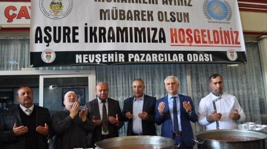 Pazarcılar Esnafı Aşure Dağıttı