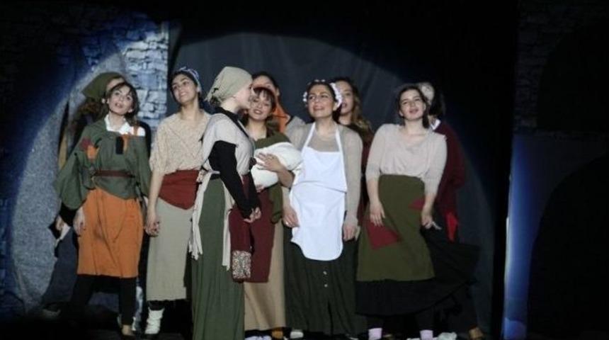 Kafkas Tebeşir Dairesi Oyunu Kartal&rsquo;da Sahnelendi