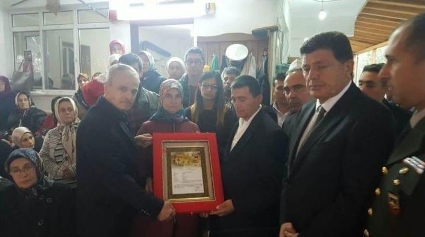 Şehit Askerin Ailesine &lsquo;şehadet Belgesi&rsquo; Teslim Edildi
