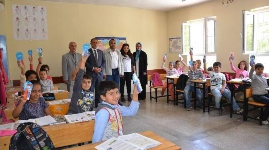 &Ouml;ğrencilere Diş Sağlığı Seti Dağıtıldı