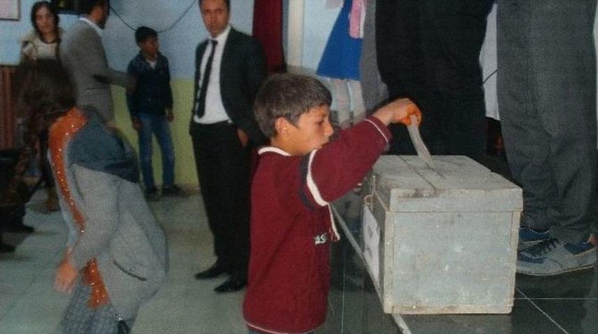 &Ouml;ğrencilerin Oy Kullanma Heyecanı