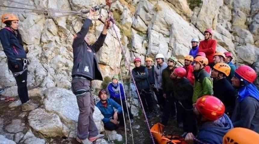 Dak Eğitimlerine Devam Ediyor
