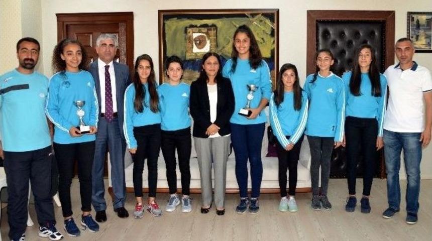 Akdeniz Belediyesi&rsquo;nin Gen&ccedil; Voleybolcuları 2 Kupa Kazandı