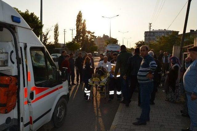 Otomobil Evin Duvarına &Ccedil;arptı: 1 Yaralı 1