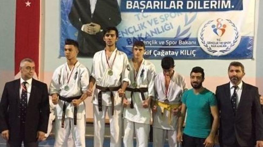 Karatede İkincilik K&uuml;rs&uuml;s&uuml; Yıldırım Belediyespor&rsquo;un