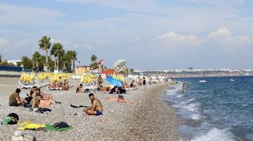 D&uuml;nyaca &Uuml;nl&uuml; Konyaaltı Plajında Deniz Keyfi