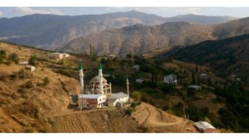 D&uuml;dan K&ouml;y&uuml;ne &Ccedil;ift Minareli Cami Yapılıyor