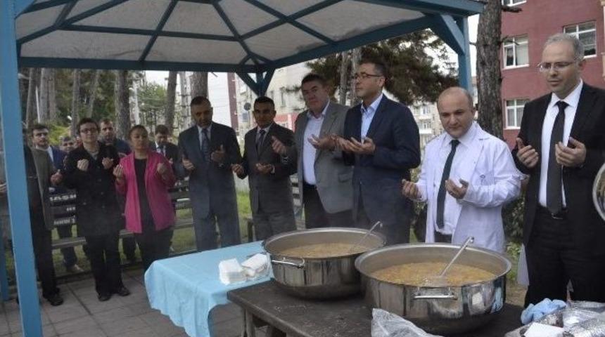 Alaplı Devlet Hastanesinde Aşure Dağıtıldı