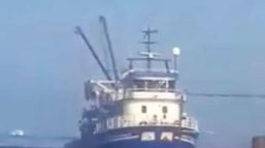 Gırgır Teknesi Balık &Ccedil;iftliğine Daldı, Binlerce Balık Telef Oldu