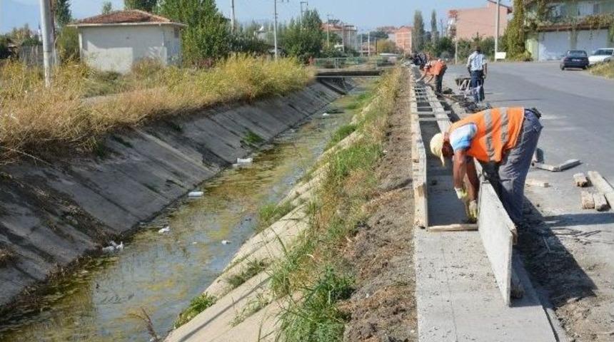 Salihli&rsquo;de Dsi Kanalına Korkuluk &Ccedil;alışması