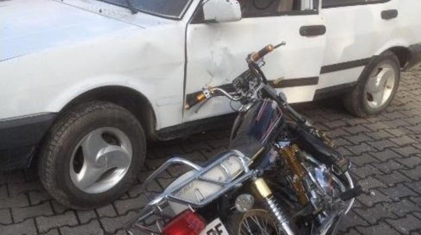 Motosikletle Otomobil &Ccedil;arpıştı: 1 Yaralı