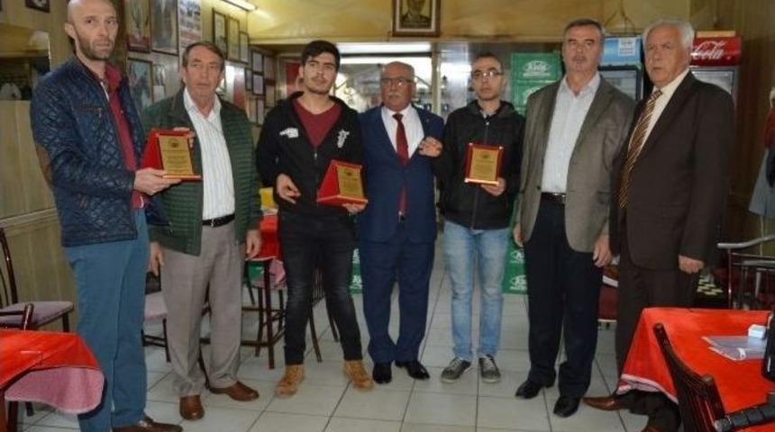 İ&ccedil;inde 60 Bin Tl Olan &Ccedil;antayı Sahibine Teslim Ettiler