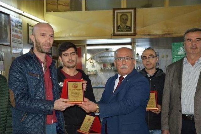 İ&ccedil;inde 60 Bin Tl Olan &Ccedil;antayı Sahibine Teslim Ettiler 1